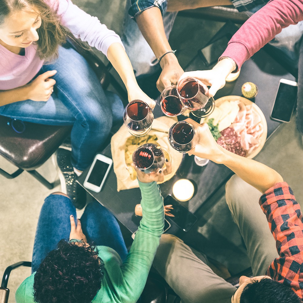 Jeunes avec verres de vin